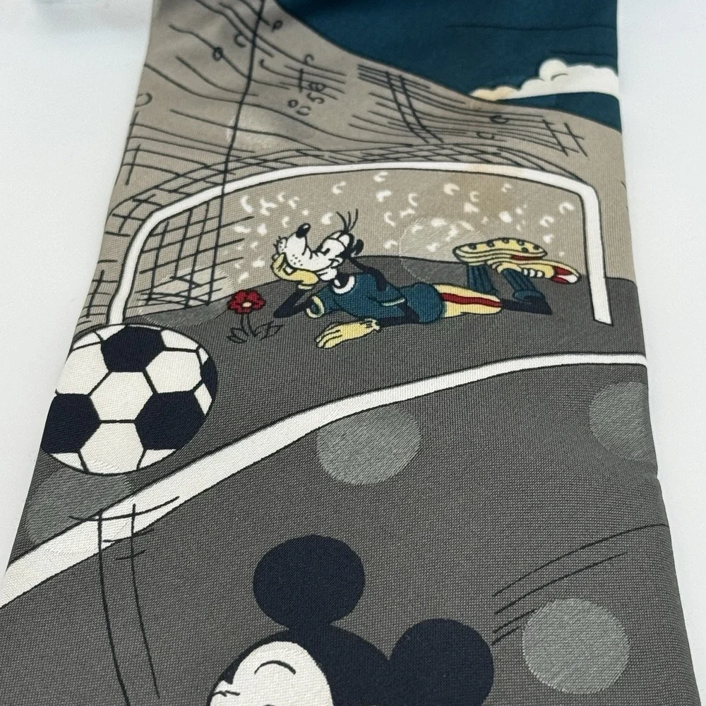 Mickey Mouse Goofy Soccer Disney Novelty‎ Tie Men's Necktie 29 Inches Vintage